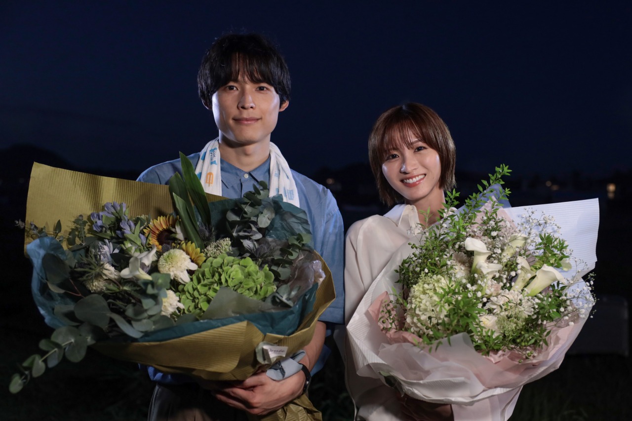 松村北斗＆岡崎紗絵『告白－25年目の秘密－』クランクアップ 松村